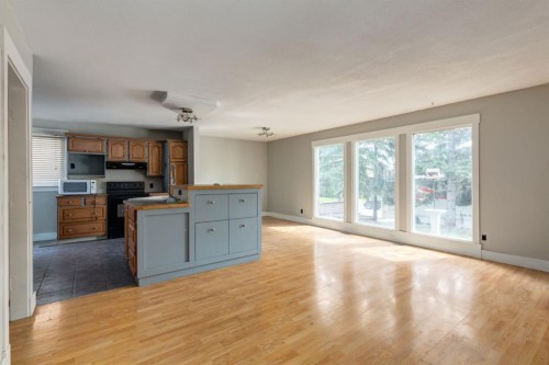 3 Berwick Close Nw, Calgary, AB - Indoor Photo Showing Kitchen