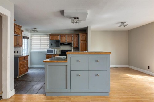 3 Berwick Close Nw, Calgary, AB - Indoor Photo Showing Kitchen