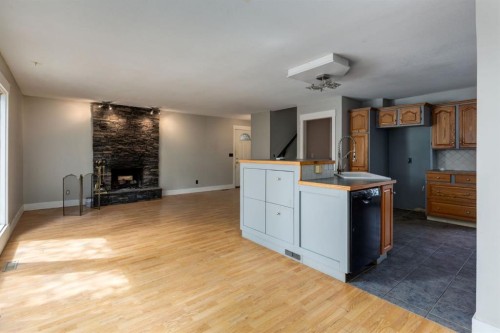 3 Berwick Close Nw, Calgary, AB - Indoor Photo Showing Kitchen