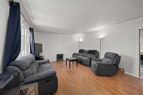 2219 41 Street Se, Calgary, AB - Indoor Photo Showing Living Room