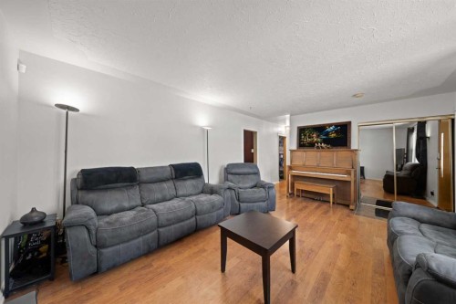 2219 41 Street Se, Calgary, AB - Indoor Photo Showing Living Room