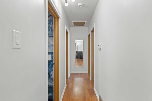 2219 41 Street Se, Calgary, AB - Indoor Photo Showing Other Room
