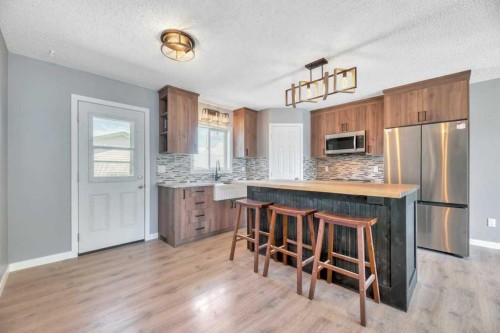 422 Cole Crescent, Carseland, AB - Indoor Photo Showing Kitchen