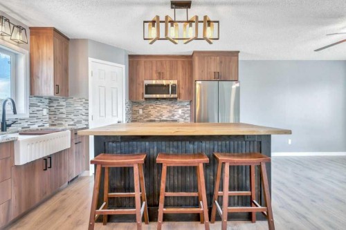 422 Cole Crescent, Carseland, AB - Indoor Photo Showing Kitchen With Upgraded Kitchen