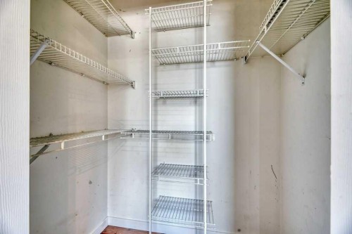 422 Cole Crescent, Carseland, AB - Indoor With Storage