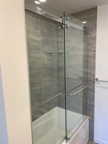 306-317 22 Avenue Sw, Calgary, AB - Indoor Photo Showing Bathroom
