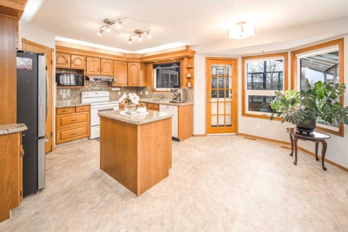 37 Arbour Summit Close Nw, Calgary, AB - Indoor Photo Showing Kitchen