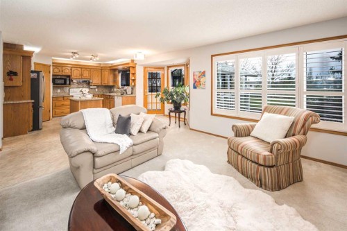 37 Arbour Summit Close Nw, Calgary, AB - Indoor Photo Showing Living Room