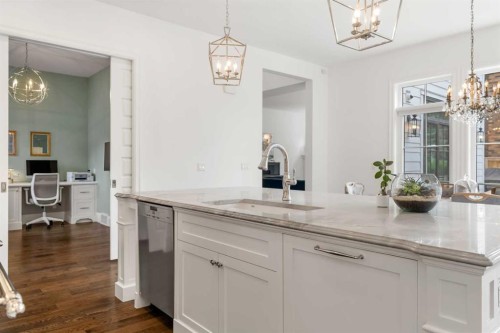 3731 37 Street Nw, Calgary, AB 