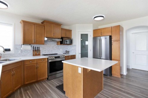 514 Stonegate Road Nw, Airdrie, AB - Indoor Photo Showing Kitchen