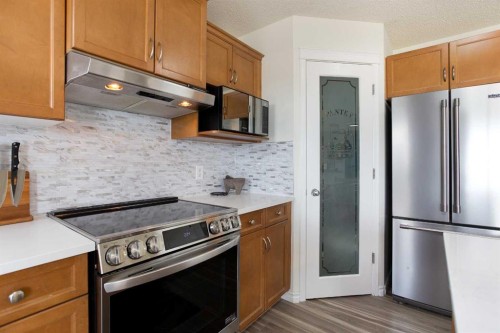 514 Stonegate Road Nw, Airdrie, AB - Indoor Photo Showing Kitchen