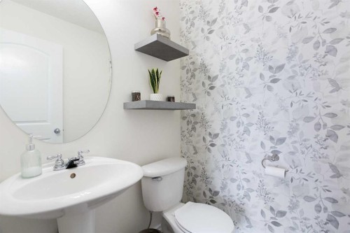 514 Stonegate Road Nw, Airdrie, AB - Indoor Photo Showing Bathroom