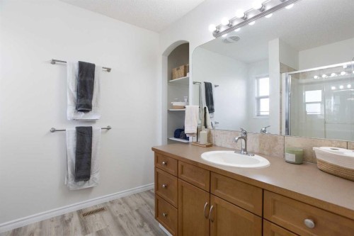514 Stonegate Road Nw, Airdrie, AB - Indoor Photo Showing Bathroom