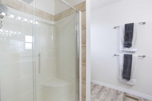 514 Stonegate Road Nw, Airdrie, AB - Indoor Photo Showing Bathroom