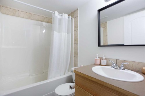 514 Stonegate Road Nw, Airdrie, AB - Indoor Photo Showing Bathroom