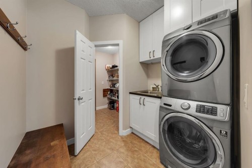 32 Everoak Close Sw, Calgary, AB - Indoor Photo Showing Laundry Room