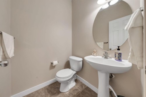 32 Everoak Close Sw, Calgary, AB - Indoor Photo Showing Bathroom