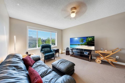 32 Everoak Close Sw, Calgary, AB - Indoor Photo Showing Living Room