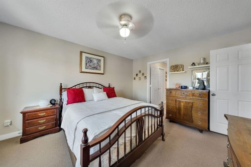 32 Everoak Close Sw, Calgary, AB - Indoor Photo Showing Bedroom