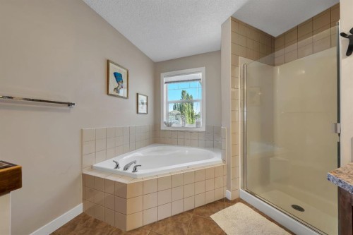 32 Everoak Close Sw, Calgary, AB - Indoor Photo Showing Bathroom