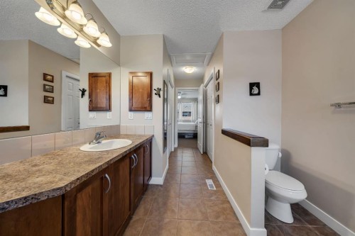 32 Everoak Close Sw, Calgary, AB - Indoor Photo Showing Bathroom