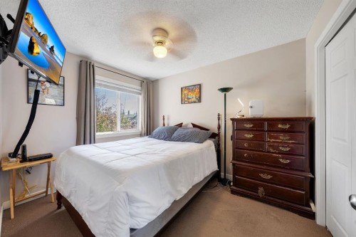 32 Everoak Close Sw, Calgary, AB - Indoor Photo Showing Bedroom