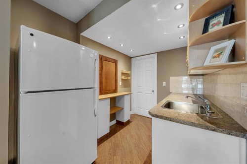 32 Everoak Close Sw, Calgary, AB - Indoor Photo Showing Kitchen