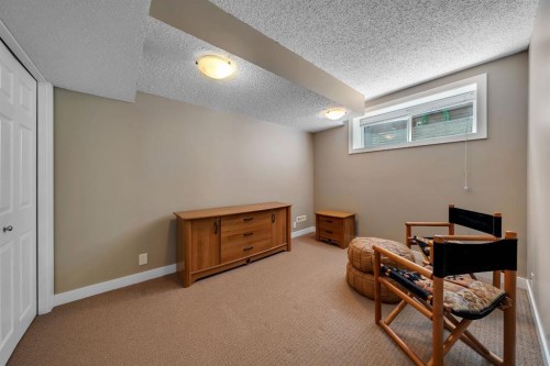 32 Everoak Close Sw, Calgary, AB - Indoor Photo Showing Other Room