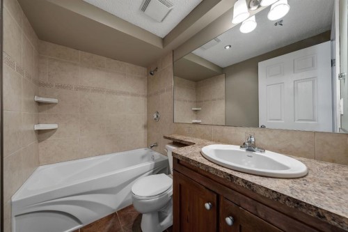 32 Everoak Close Sw, Calgary, AB - Indoor Photo Showing Bathroom