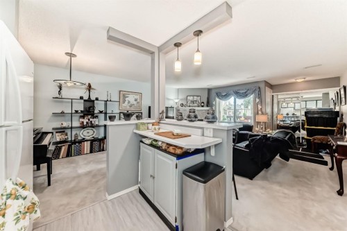 51 Cedar Springs Gardens Sw, Calgary, AB - Indoor Photo Showing Kitchen