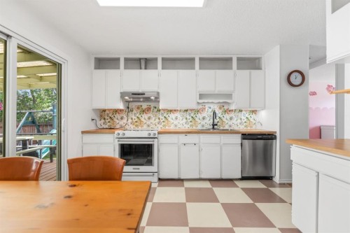 6795 Malvern Road Ne, Calgary, AB - Indoor Photo Showing Kitchen With Upgraded Kitchen