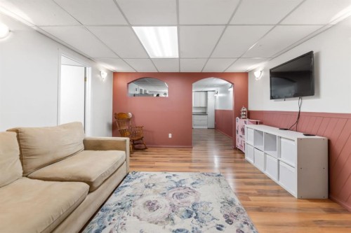 6795 Malvern Road Ne, Calgary, AB - Indoor Photo Showing Living Room