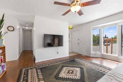 6795 Malvern Road Ne, Calgary, AB - Indoor Photo Showing Other Room