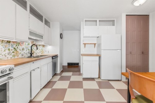 6795 Malvern Road Ne, Calgary, AB - Indoor Photo Showing Kitchen