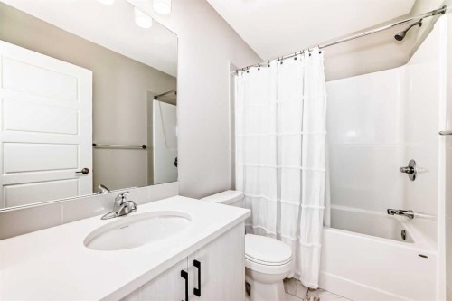 410 Cranbrook Walk Se, Calgary, AB - Indoor Photo Showing Bathroom