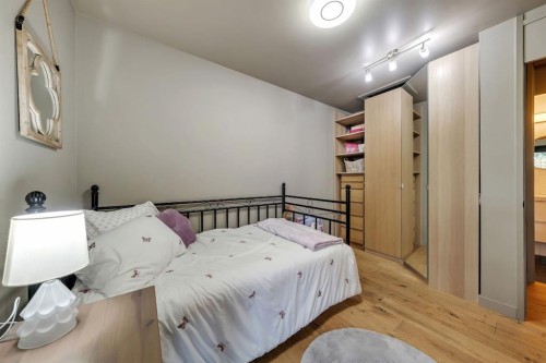 7 Deerwood Road Se, Calgary, AB - Indoor Photo Showing Bedroom