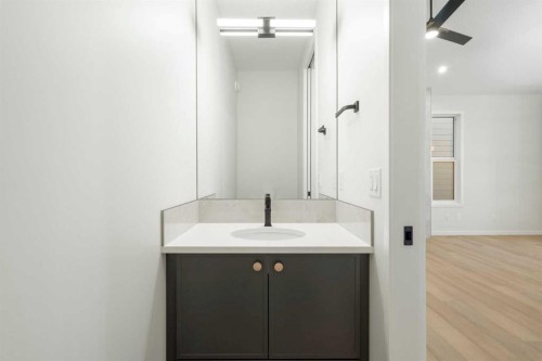 147 Marmot Grove Nw, Calgary, AB - Indoor Photo Showing Bathroom