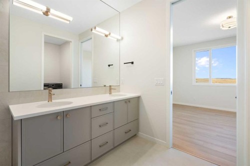 147 Marmot Grove Nw, Calgary, AB - Indoor Photo Showing Bathroom