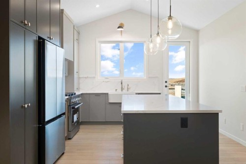 147 Marmot Grove Nw, Calgary, AB - Indoor Photo Showing Kitchen With Upgraded Kitchen