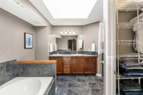 194 Brightonstone Bay Se, Calgary, AB - Indoor Photo Showing Bathroom