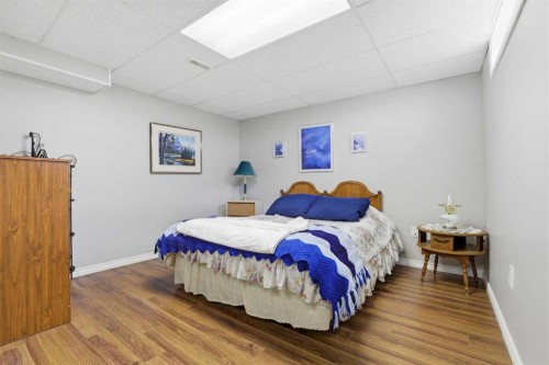11 Macewan Park Heights Nw, Calgary, AB - Indoor Photo Showing Bedroom