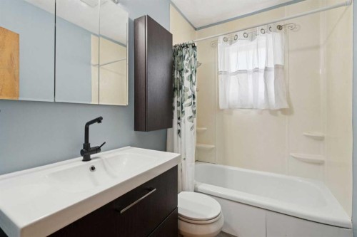 1115 Radnor Avenue Ne, Calgary, AB - Indoor Photo Showing Bathroom
