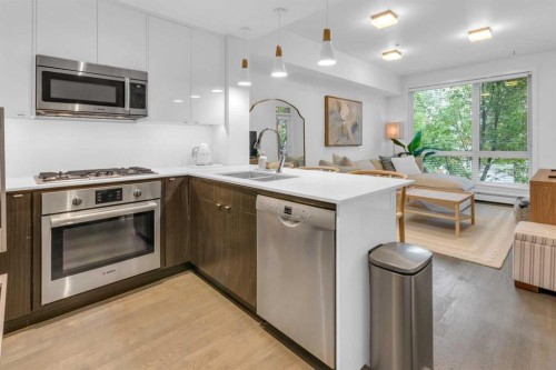 228-305 18 Avenue Sw, Calgary, AB - Indoor Photo Showing Kitchen With Double Sink With Upgraded Kitchen