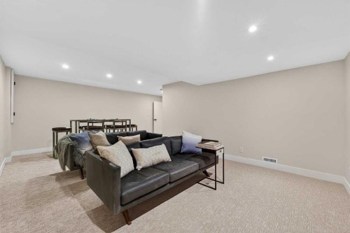 9007 33 Avenue Nw, Calgary, AB 