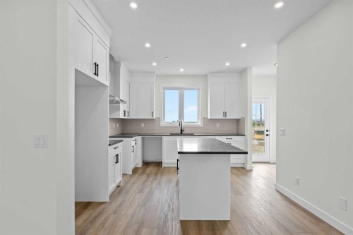 41 Hotchkiss Gardens Se, Calgary, AB - Indoor Photo Showing Kitchen