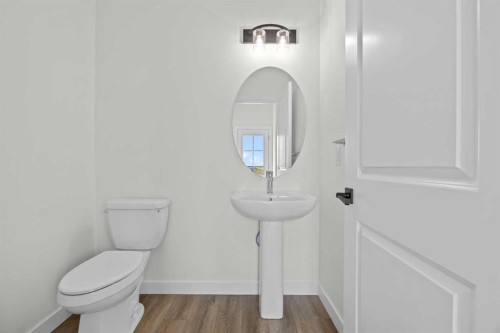 41 Hotchkiss Gardens Se, Calgary, AB - Indoor Photo Showing Bathroom