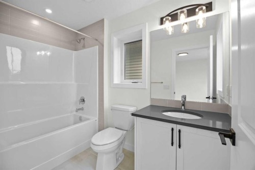 41 Hotchkiss Gardens Se, Calgary, AB - Indoor Photo Showing Bathroom