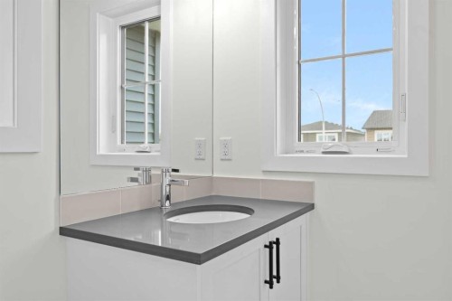41 Hotchkiss Gardens Se, Calgary, AB - Indoor Photo Showing Bathroom