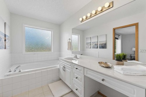 36 Somerside Bay Sw, Calgary, AB 