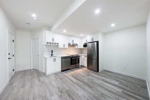 260 Belmont Boulevard Sw, Calgary, AB - Indoor Photo Showing Kitchen With Stainless Steel Kitchen
